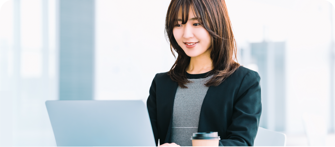 オフィスでほほえむ女性