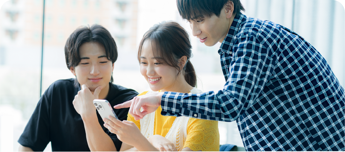 スマートフォンを見る学生たち