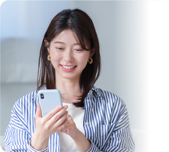 スマートフォンを操作する女性