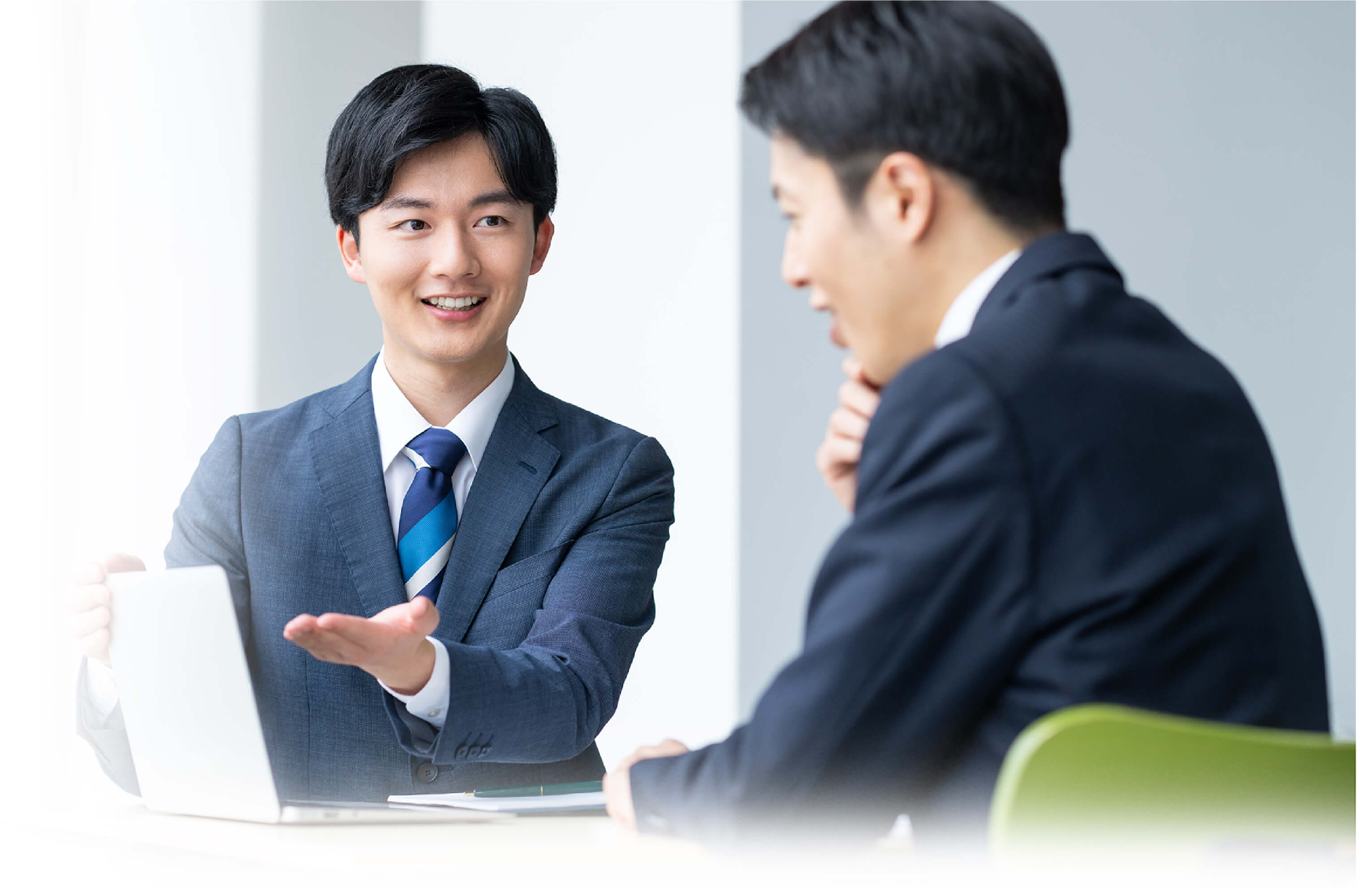 打ち合わせでセキュリティ対策を説明するスタッフ